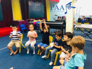 how long does it take to learn piano, piano lessons for kids, kids learning piano timeline, beginner piano for children, how fast can kids learn piano, simple piano songs for beginners, early piano learning, piano practice for kids, learn piano fast, music lessons for kids